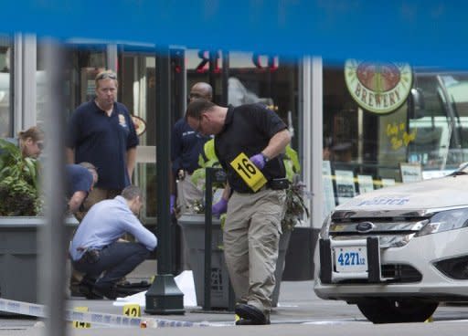 Policías registran huellas y elementos en la escena del tiroteo cerca del Empire State Building en Nueva York