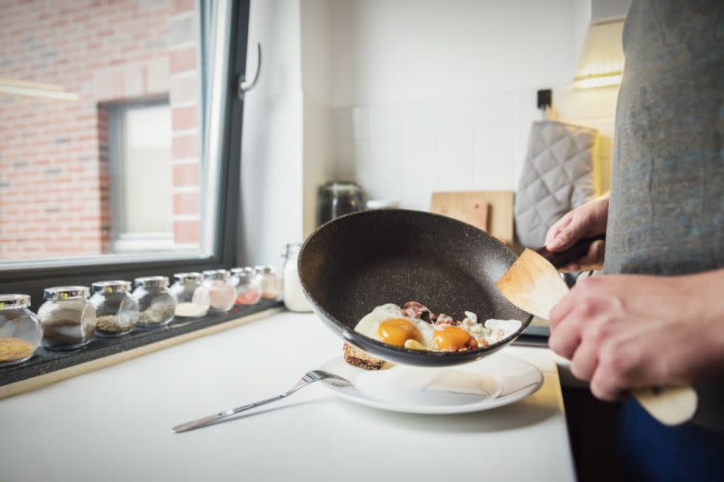 Des produits chimiques présents dans les poêles antiadhésives auraient un impact surprenant sur la taille du pénis de certains hommes [Photo: Getty]