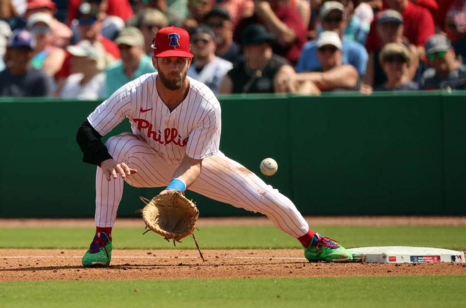 El primera base de los Filis de Filadelfia Bryce Harper atrapa la pelota en una jugada en el segundo inning ante los Bravos de Atlanta, en el partido de pretemporada celebrado el 28 de febrero de 2024 en Clearwater, Florida.