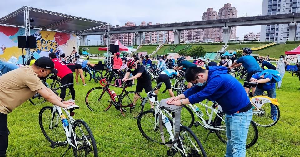 今晨參加民眾就迫不及待來到風光明媚、設施完善的新北大都會公園熊猴森樂園旁草地熱身準備開騎。   圖：新北市政府高灘地工程管理處提供