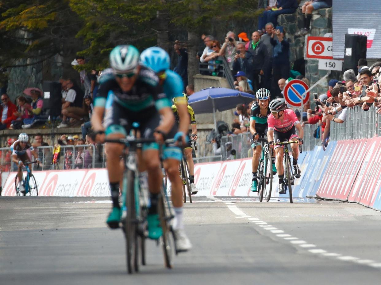 Simon Yates in pink reaches the finish at Prato Nevoso: AFP/Getty Images