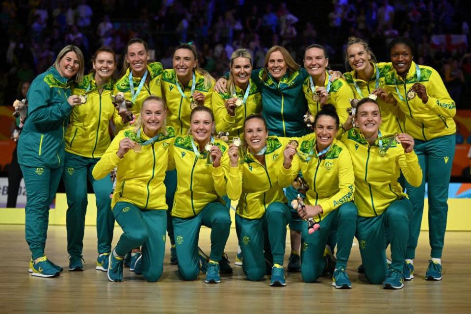 Les joueurs de diamant, ici avec leurs médailles d'or aux Jeux du Commonwealth, ont été mis dans une position précaire par Netball Australia.