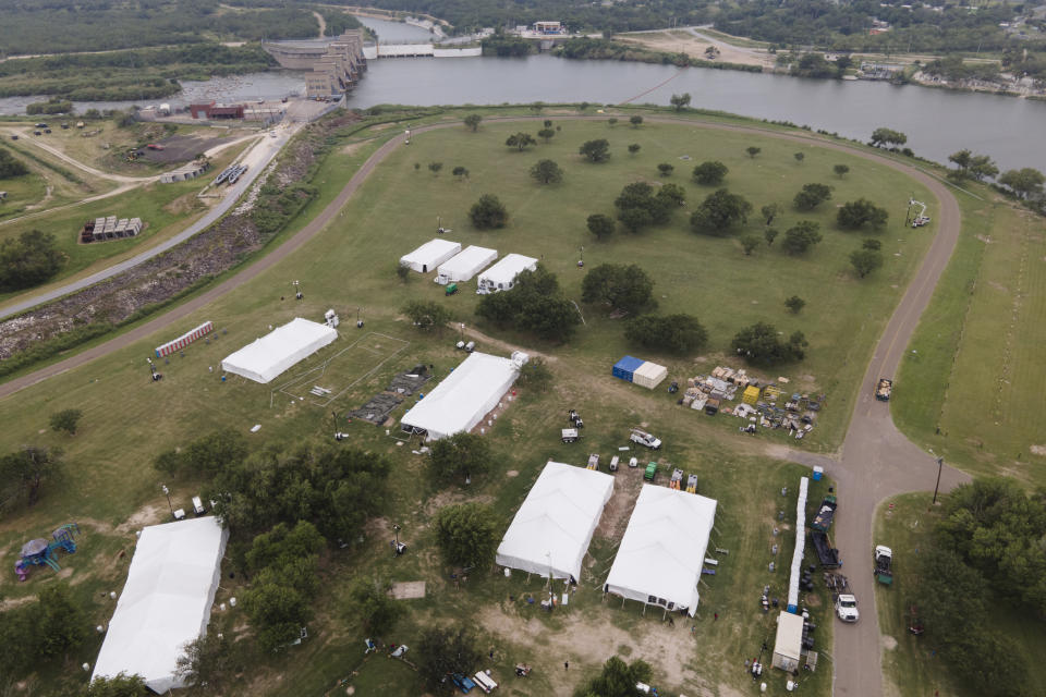 Varias carpas han sido instaladas en el Parque Anzalduas cerca del río Bravo el viernes 12 de mayo de 2023, y en ellas funcionarios procesan a migrantes que cruzan la frontera entre Texas y México, en McAllen, Texas. (AP Foto/Julio Cortez)