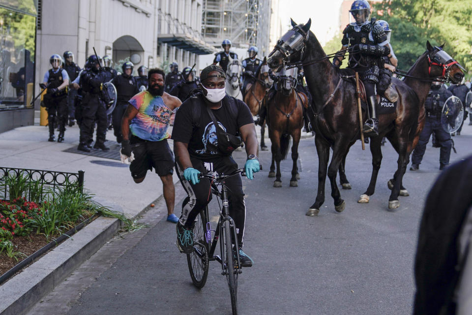 Police begin moving demonstrators who had gathered to protest the death of George Floyd, from the streets near the White House in Washington on June 1. (Photo: ASSOCIATED PRESS)