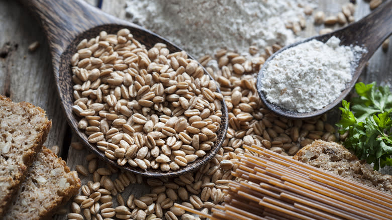 Raw spelt, flour, and pasta