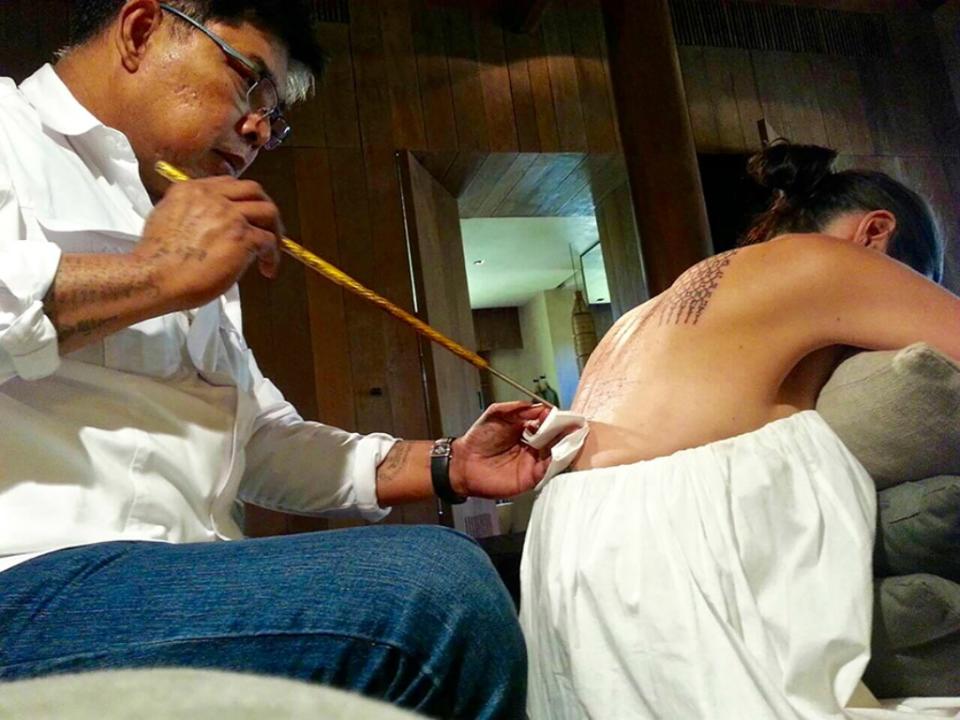 Jolie getting tattooed by a former Thai monk and tattooist artist Ajarn Noo Kanpai. (Photo: Splash News)