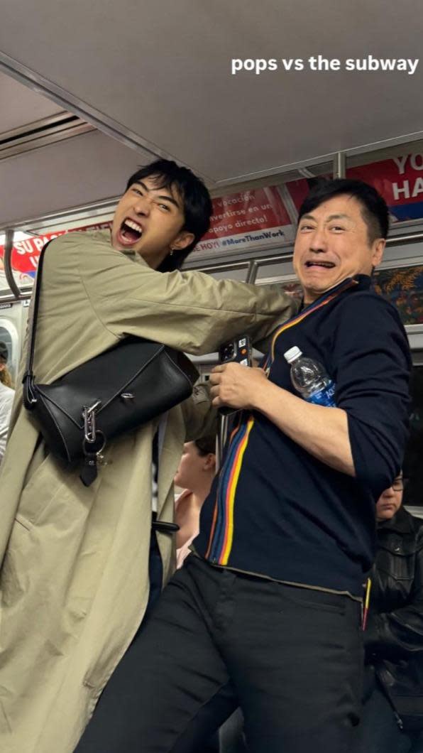 小哈利分享和爸爸哈林在地鐵打鬧的照片。（圖／翻攝自小哈利IG）