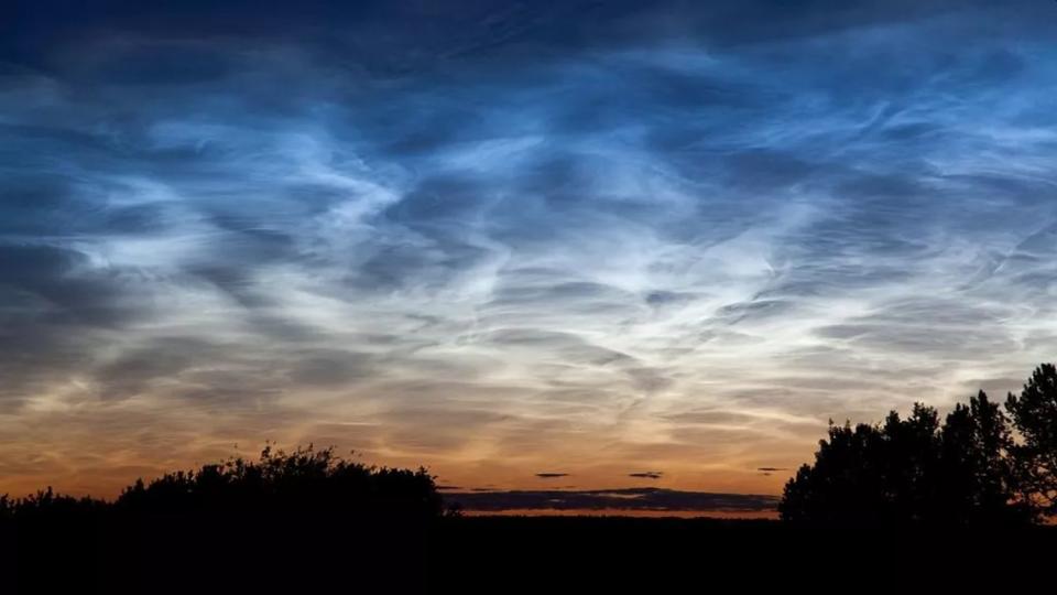 Nubes noctilucentes sobre Edmonton, Canadá | imagen: NASA/Dave Hughes