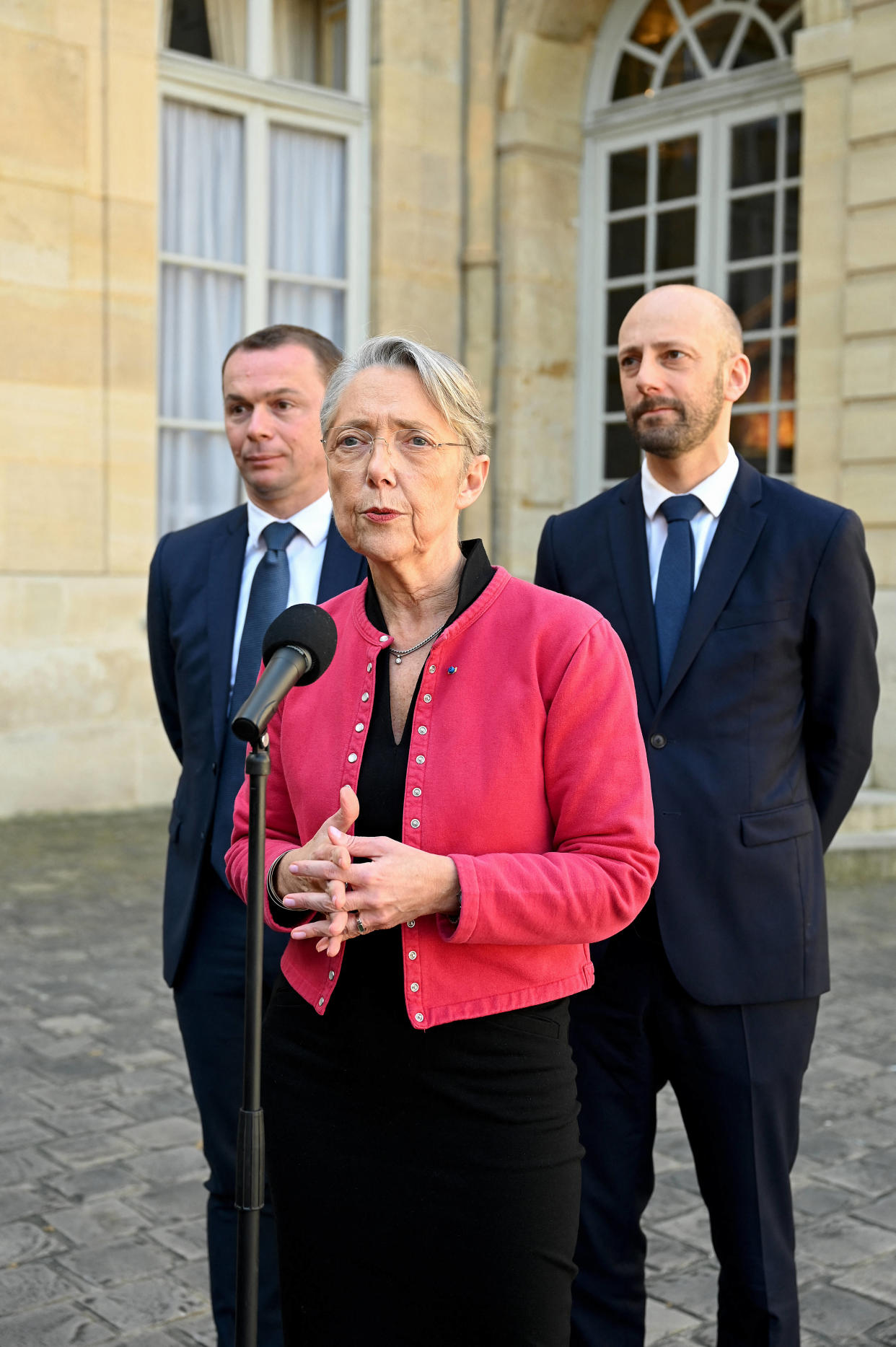 Elisabeth Borne, Stanislas Guerini et Olivier Dussopt, après la réunion sur la réforme des retraites avec l’intersyndicale, le 5 avril 2023. (Photo by Bertrand GUAY / AFP)