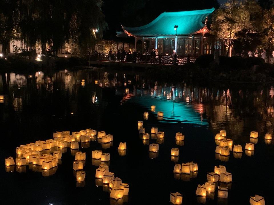 在水面上漂浮著寫有民眾祝福話語的河燈。（記者張宏／攝影）