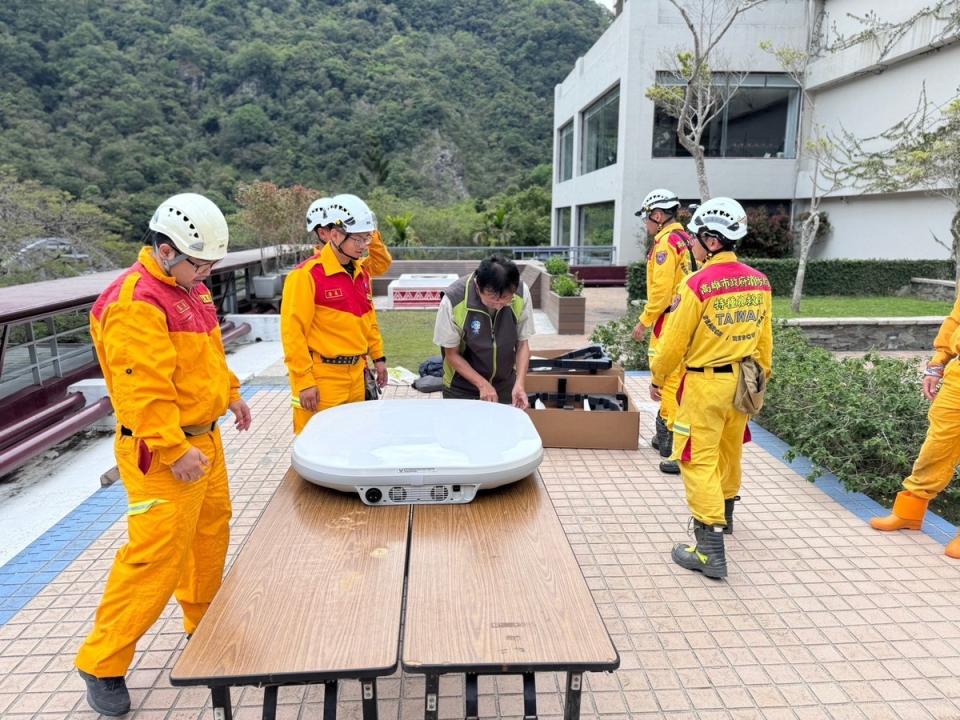 數位發展部所屬法人電信技術中心( TTC )技術人員於天祥地區架設低軌衛星通訊網路，待當地道路搶通後業者維修基地台恢復通信。   圖：高雄市特搜隊提供