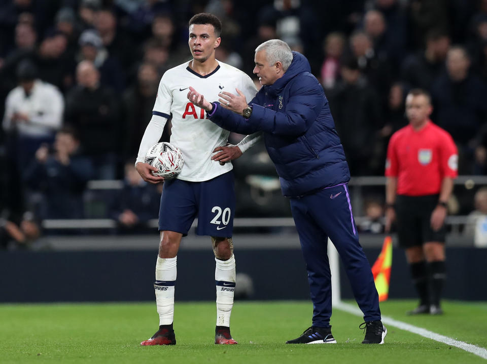 José Mourinho habla con Dele Alli durante un partido del Tottenham.