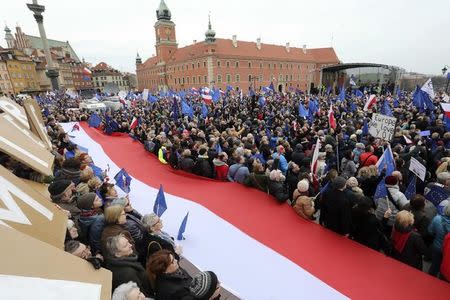 People hold giant Polish flag as they attend a march called 'I love Europe' to celebrate the 60th anniversary of the Treaty of Rome in Warsaw, Poland March 25, 2017. Agencja Gazeta/Slawomir Kaminski via REUTERS