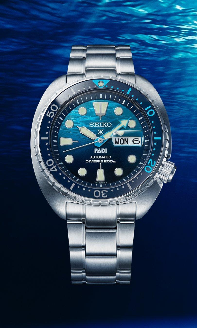 SEIKO Prospex「Save The Ocean」潛水錶特別版SRPK01K1腕錶，為錶迷們所暱稱為「海龜（Turtle）」的鮑魚殼外型設計，錶殼渾圓的線條源自SEIKO潛水錶1970年代的設計，錶冠位於四點鐘位置，搭載4R36機械機芯，提供41小時動力儲存，並具備放大的星期與日期顯示。定價約NT$21,000。