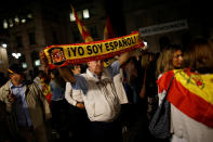 <p>A man holds up a scarf with the colors of the Spanish flag as he takes part in a protest called by a group of Spanish friends outside the Palau de la Generalitat, the regional government headquarters, ahead of the banned Oct. 1 independence referendum in Barcelona, Spain, Sept. 28, 2017. The words on the scarf reads, “I am Spanish!”. (Photo: Jon Nazca/Reuters) </p>