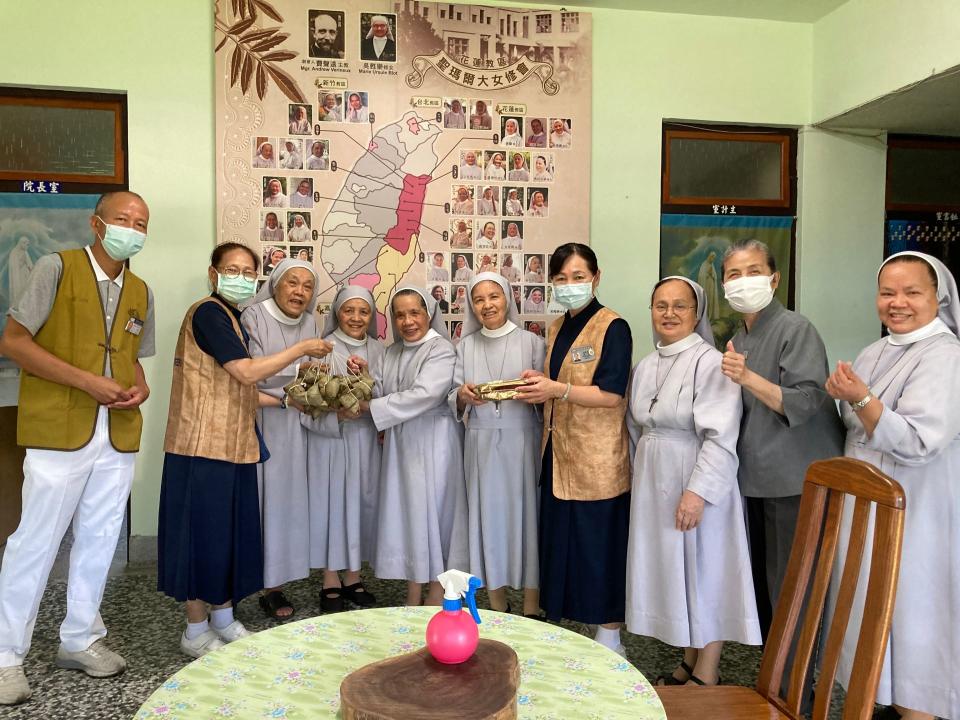 慈濟志工到天主教聖瑪爾大女修會關懷送粽。
