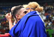 La première fois que le grand public a entendu parler du couple formé par Tony Yoka et Estelle Mossely ? C'était aux Jeux Olympiques de Rio en 2016. Le 19 août 2016, Estelle Mossely est sacrée championne olympique des légers (-60 kg) en l'emportant 2-1 face à Yin Junhua. Deux jours plus tard, Tony Yoka décroche la médaille d'or chez les super-lourds (+91 kg) en battant Joe Joyce. (crédit Getty)