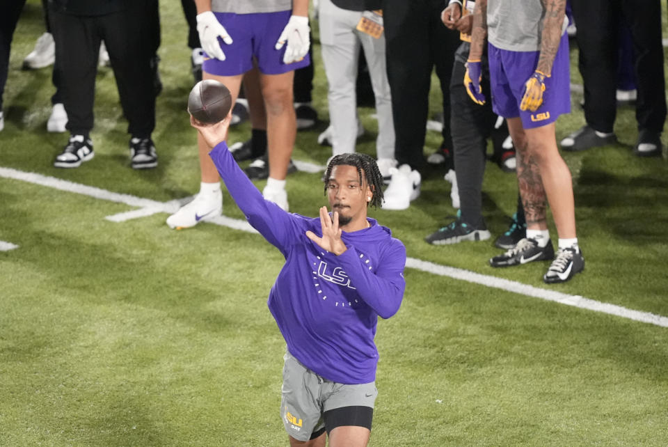 El mariscal de campo de LSU, Jayden Daniels, realiza ejercicios de pases durante el día profesional de fútbol americano de la NCAA de LSU en Baton Rouge, Luisiana, el miércoles 27 de marzo de 2024. (Foto AP/Gerald Herbert)