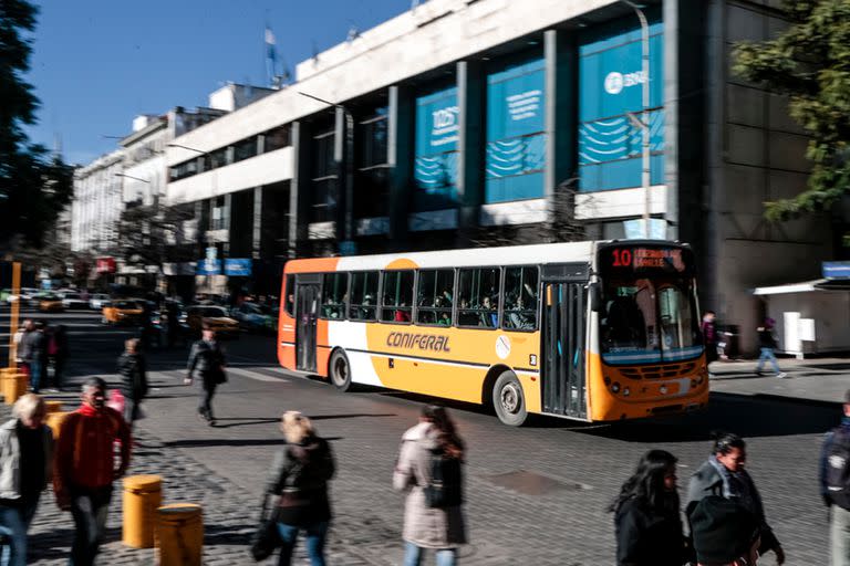 En la capital cordobesa hay 4 empresas de colectivos; la demanda es contra todas