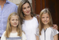 <p>Una de las normas más curiosas que Letizia ha impuesto a sus hijas es la de prohibirles llorar en público. Las pequeñas deben mostrarse siempre tranquilas y serias o sonrientes dependiendo de la ocasión. (Foto: Gtres). </p>