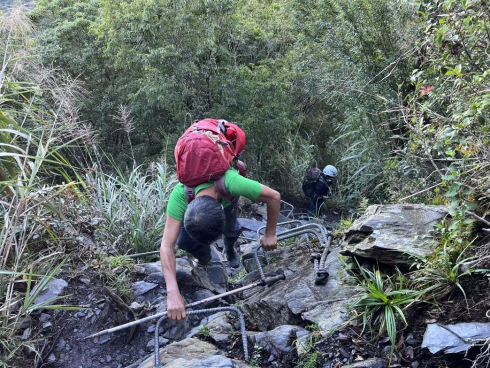 蔡姓男子皆同友人攀登屏縣泰武鄉北大武山，結果體力不支向消防人員求援，被安全救護下山後予以開單告發。（記者鄭伯勝翻攝）