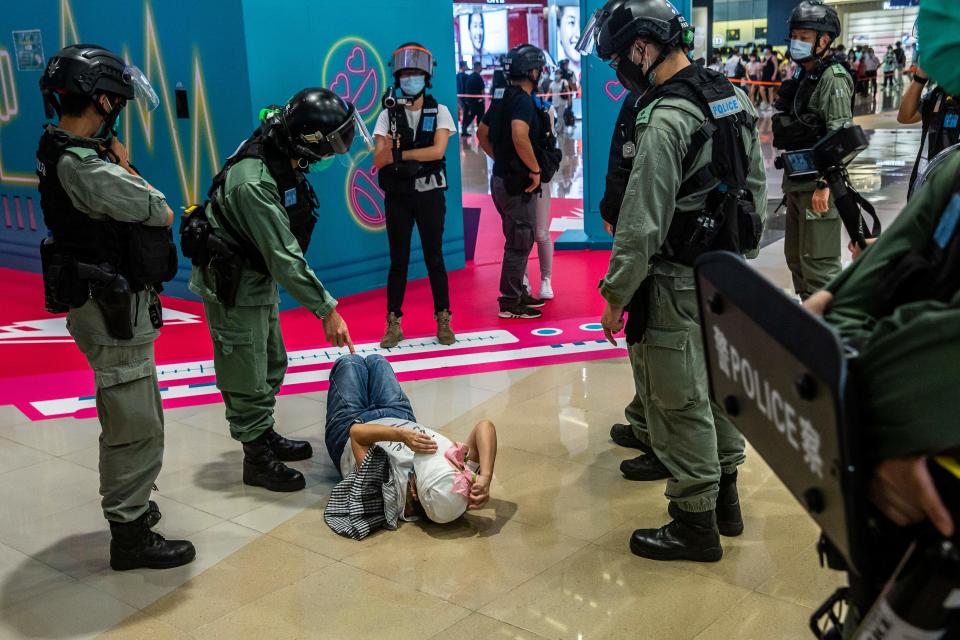 Detención de una mujer en Hong Kong. (Photo by ISAAC LAWRENCE/AFP via Getty Images)