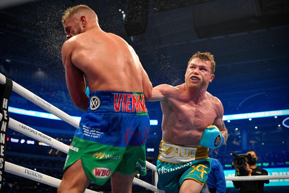 Canelo Alvarez and Billy Joe Saunders during their super middleweight title fight.