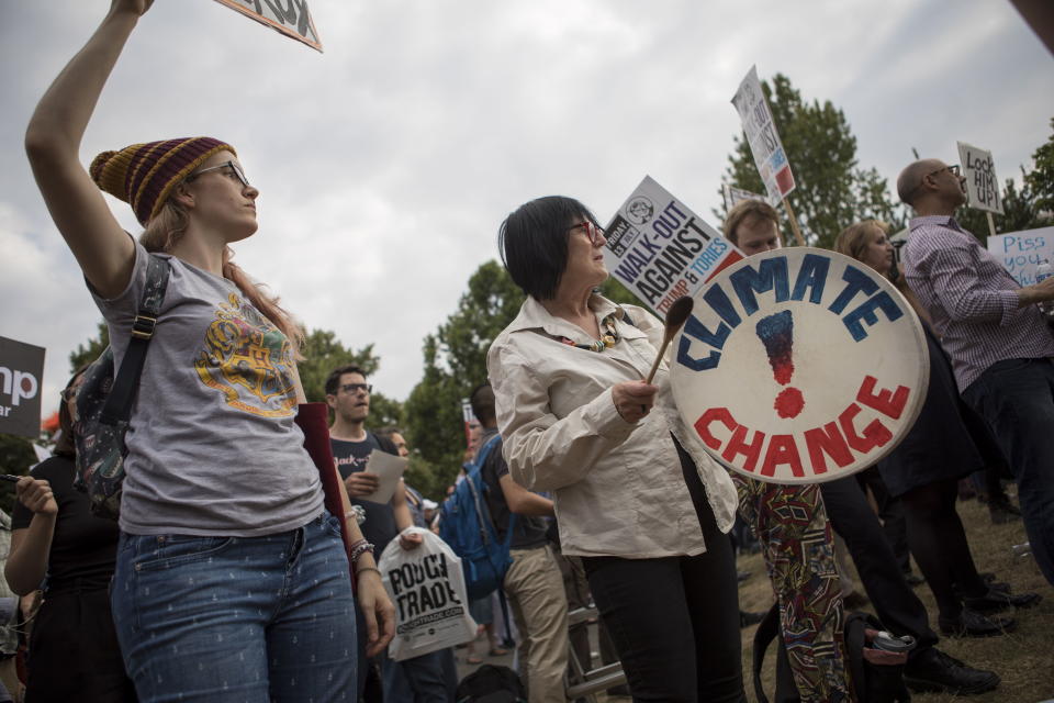 LON01. LONDRES (REINO UNIDO), 12/07/2018.- Decenas de manifestantes se reúnen frente a la residencia del embajador de los Estados Unidos en Regent’s Park, Londres (Reino Unido) hoy, jueves 12 de julio de 2018, donde el presidente estadounidense, Donald J. Trump, permanecerá la primera noche de su visita de cuatro días al país. Los manifestantes usan megáfonos, silbatos y ollas para crear ‘una pared de ruido’ como protesta en contra de la visita de Trump. La manifestación más multitudinaria tendrá lugar mañana con un recorrido por las principales vías de la capital británica bajo el lema “Stop Trump March” (Marcha para parar a Trump). EFE/STR