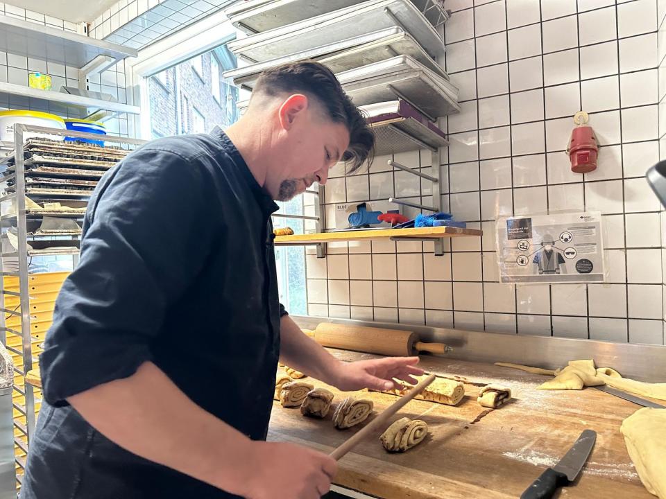 Noch ahnt Tim Mälzer nicht, dass das Franzbrötchen - welches er nicht probiert hat - mit Sauerteig hergestellt wird. (Bild: RTL / Endemol Shine / Jana Rüben)