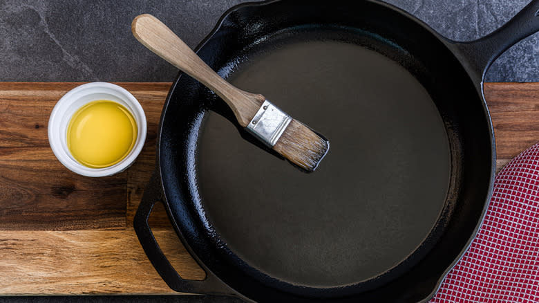 seasoning cast iron with oil