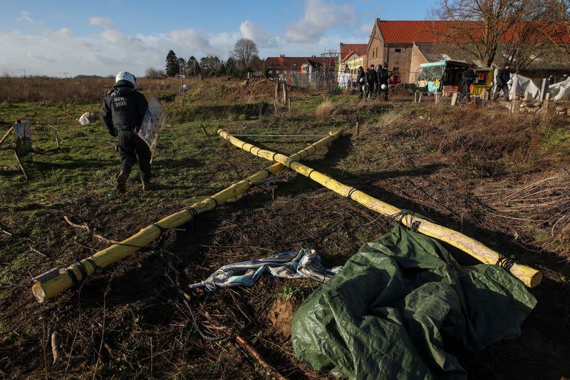 German police clash with activists in showdown over coal mine expansion in Luetzerath