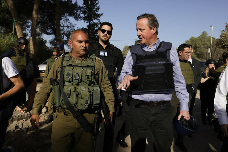 英國外相卡麥隆(圖右)訪問以色列後，仍呼籲中東各國別發生戰爭。(Photo by UK Government on Flickr used under Creative Commons license)