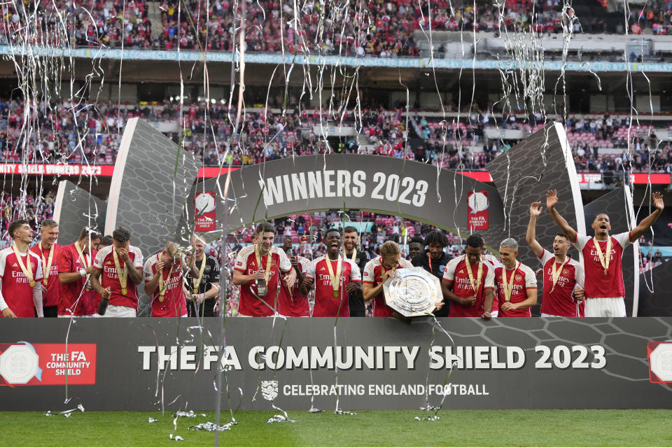 Los jugadores de Arsenal celebran tras conquistar el Community Shield tras vencer por penales al Manchester City, el domingo 6 de agosto de 2023, en Londres. (AP Foto/Kirsty Wigglesworth)