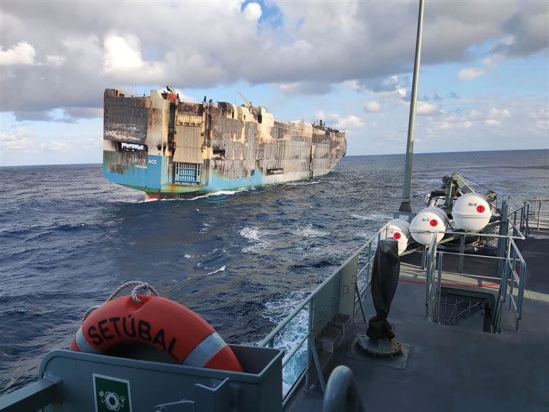 Felicity Ace貨輪最終遭大浪擊沉，船上近400輛新車全沉入海底。（圖／翻攝自Marinha Portuguesa葡萄牙海軍FB）