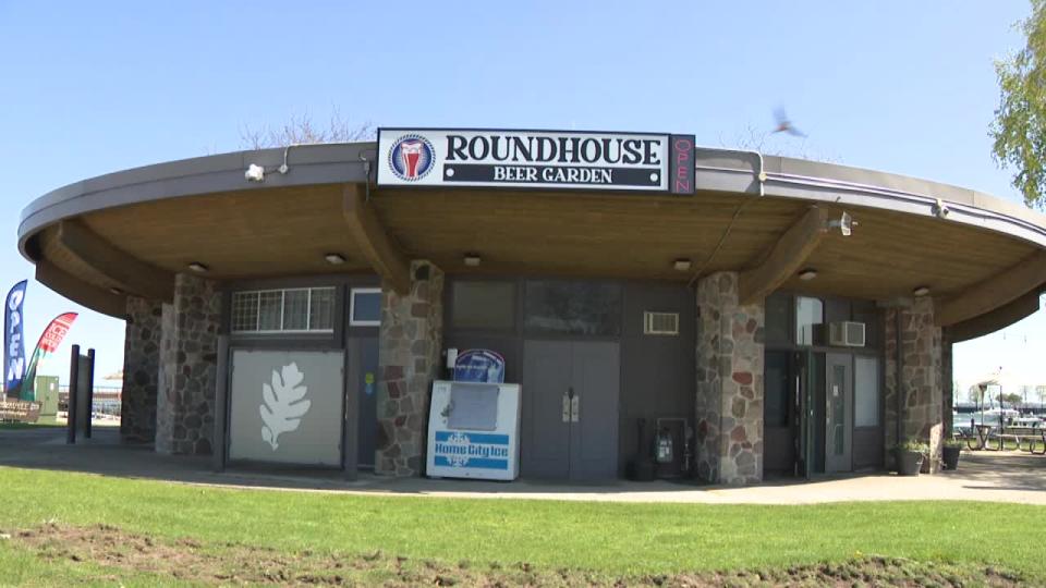 <div>Roundhouse Beer Garden at McKinley Marina</div>