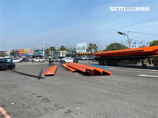 野馬左側車門被插破一個大洞。（圖／沈先生授權提供）