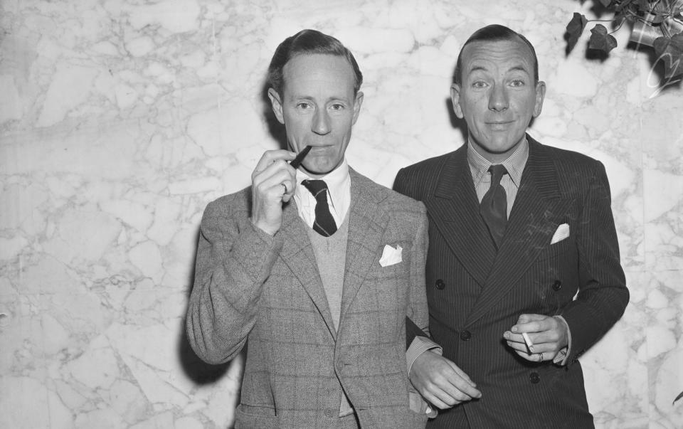 Coward (r) with actor Leslie Howard in New York - Bettmann