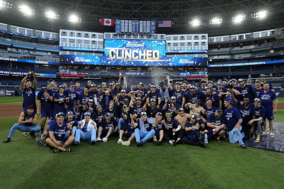 Los Azulejos de Toronto posan en el campo después de que confirmaron su lugar en la postemporada en la ronda de comodín en el duelo ante los Rays de Tampa Bay el domingo primero de octubre del 2023. (Frank Gunn/The Canadian Press via AP)