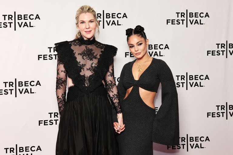 La directora Lily Rabe y Vanessa Hudgens durante la premiere de Downtown Owl