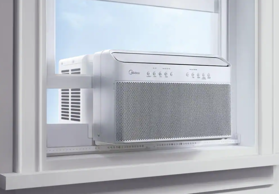 Aire acondicionado de ventana Midea con inversor inteligente en forma de U de 8,000 BTU, enfría hasta 350 pies cuadrados. Foto: homedepot.com
