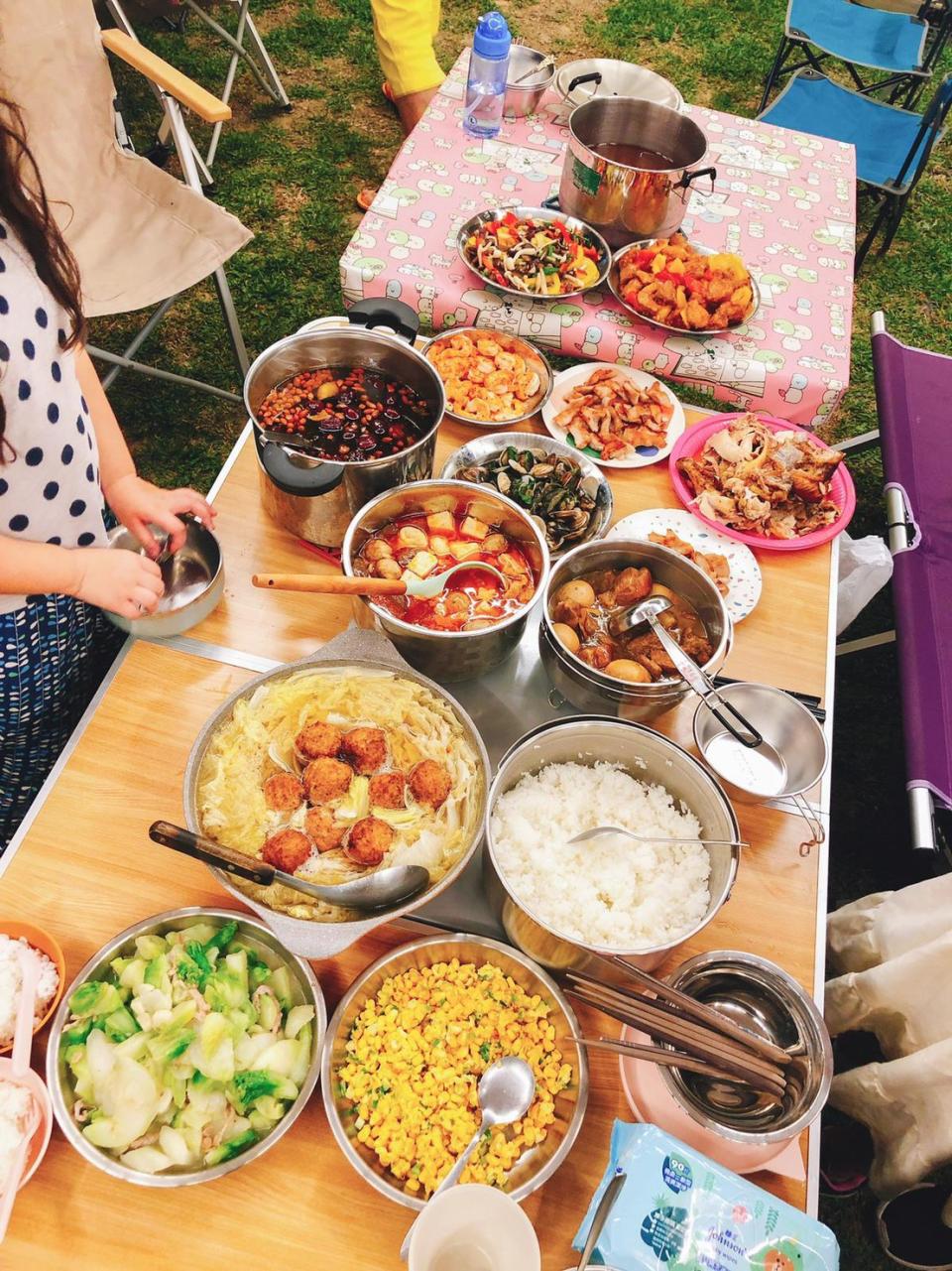 ▲露營時大家聚在一起吃吃喝喝是林舒語最喜歡的時刻。
