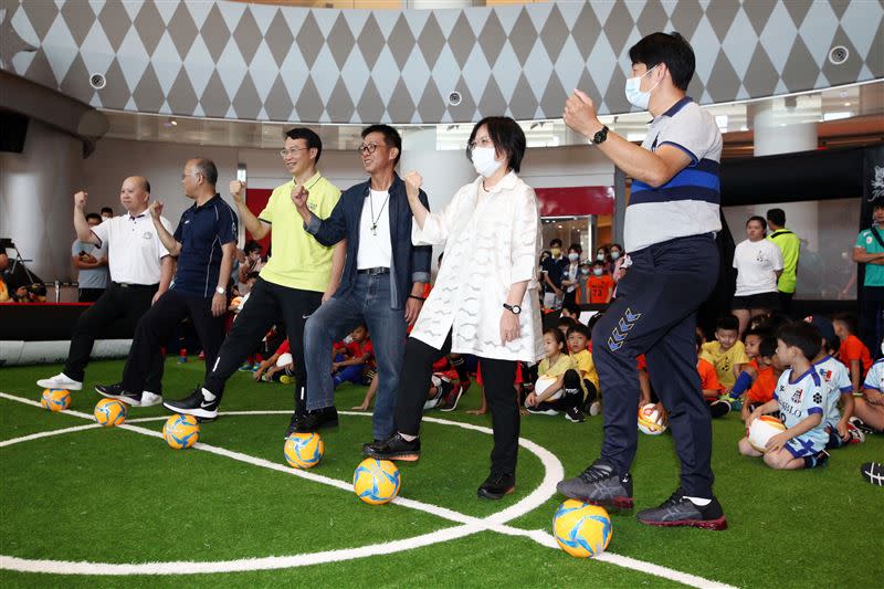 主委劉世芳、許智傑都關心幼兒足球發展。（圖／迷你足球協會提供）