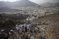 Muslim pilgrims ascend Mount Al-Noor ahead of the annual haj pilgrimage in Mecca October 10, 2013. Mount Al-Noor houses Ghar-E-Hira or Hira cave, where Prophet Mohammad is said to have spent a great deal of time in the cave meditating and it is believed that he had received his first revelation inside this cave. REUTERS/Ibraheem Abu Mustafa (SAUDI ARABIA - Tags: RELIGION)