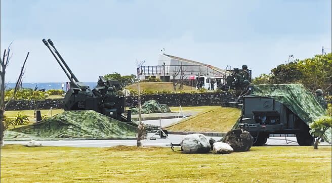 台東海線知名風景區加路蘭昨天上午出現國軍防空武器裝備，軍方回應為例行防空演練。（蔡旻妤攝）