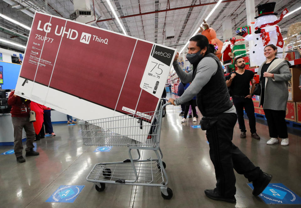 Compradores en una tienda de Sam's Club en Ciudad de México Mexico. Las pantallas son uno de los productos más comprados habitualmente en El Buen Fin. Foto: REUTERS/Henry Romero