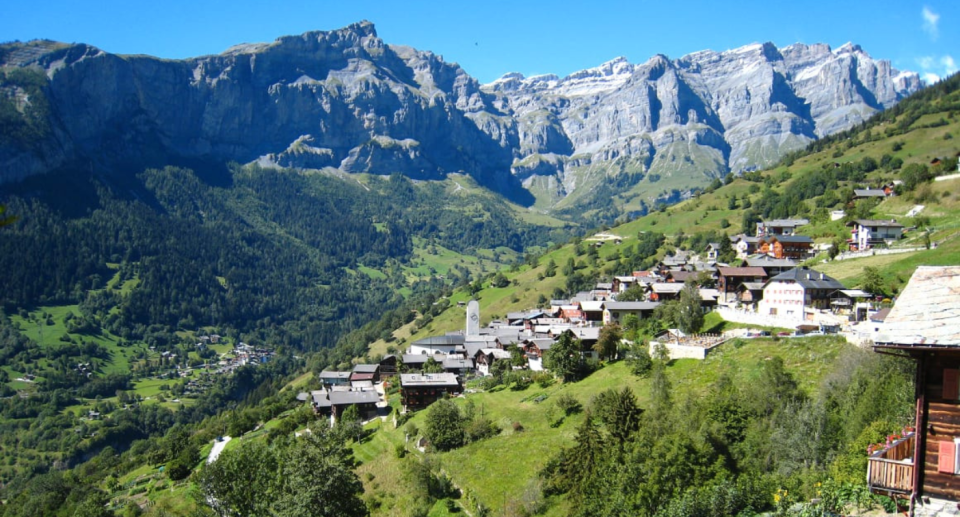 瑞士的阿尔宾村 (Albinen Village) - 风景如画的宜居之地。