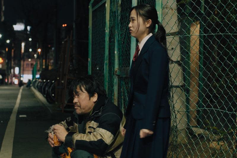 童星出身的伊東蒼（右）在電影《尋人啟弒》中飾演佐藤二朗的女兒，個性倔強。（光年映畫提供）