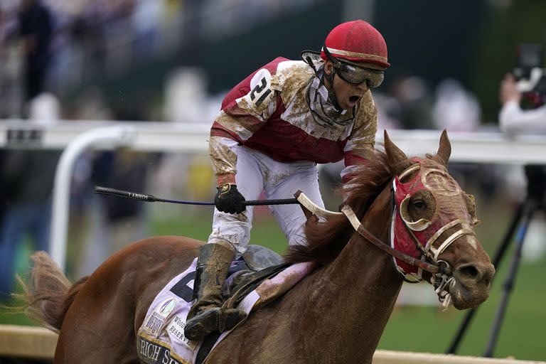 El jockey venezolano Sonny León festeja sobre Rich Strike, tras ganar la edición 148 del Derby de Kentucky