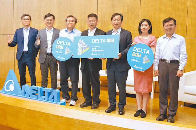 科技大廠台達電子26日於台灣大學首度舉辦「DELTA DAY台達日」，台達研究院院長闕志克（左三起）、台達執行長鄭平、台大研發長吳忠幟、台達台大聯合研發中心主任楊佳玲一同出席。（杜宜諳攝）