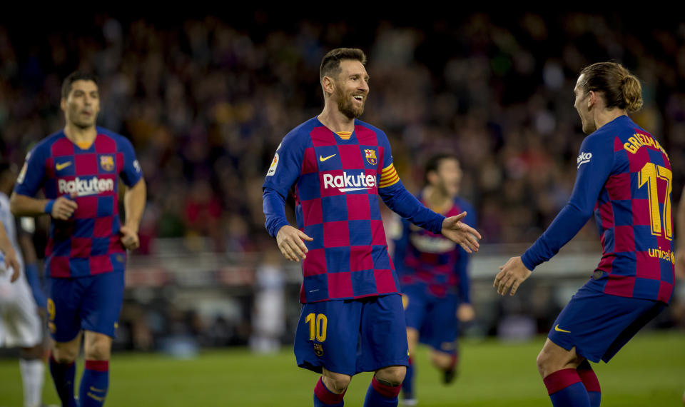 Lionel Messi celebra tras anotar un gol durante el partido de La Liga española contra el Alavés, en Barcelona, el sábado 21 de diciembre de 2019. (AP Foto/Joan Monfort)